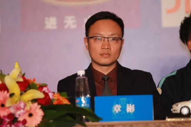 何塞卢也踢得很好，但他也面临一样的情况，有时候他没上场。